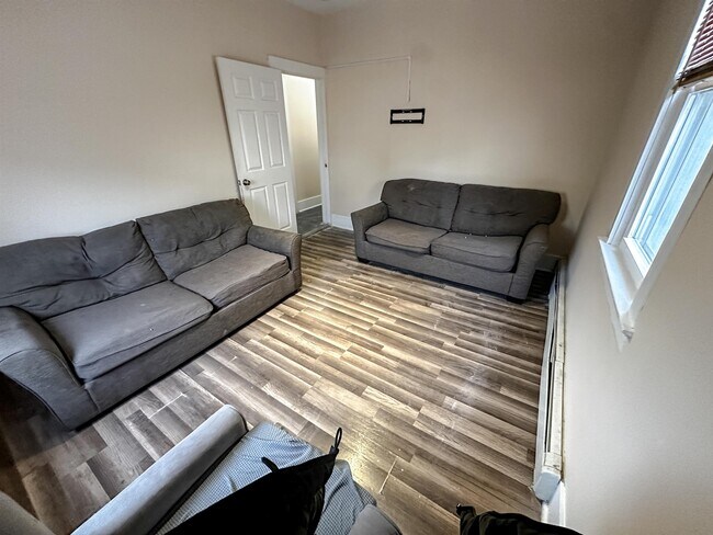 Building Photo - 327 Ashton Ave