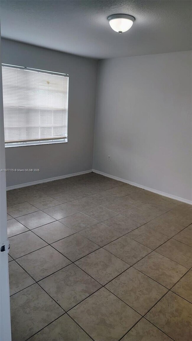 Building Photo - 13929 Fairway Island Dr