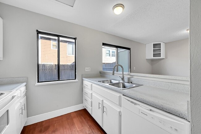 Building Photo - $1,650  2-Bed, 2 Bath Townhouse with Charm...