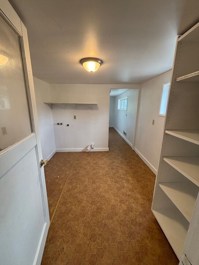 Building Photo - Great Home With Lots of Space