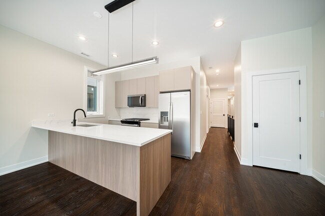 Building Photo - 406 E 50th Pl