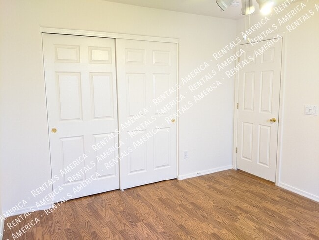 Building Photo - 895 E Lakeview Dr