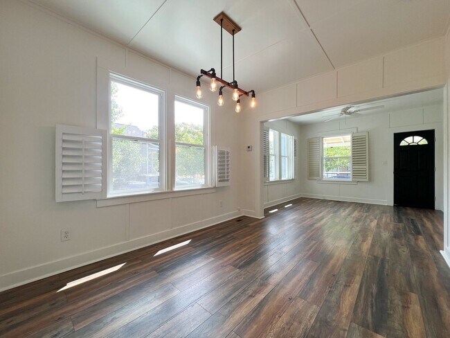 Building Photo - Charming Downtown Napa Cottage with Large Fenced Yard & Ample Parking