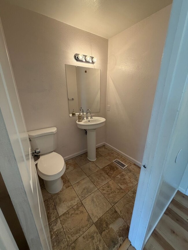 Building Photo - Welcome to this stunning 4 bedroom 2.5 bathroom home located in Fremont