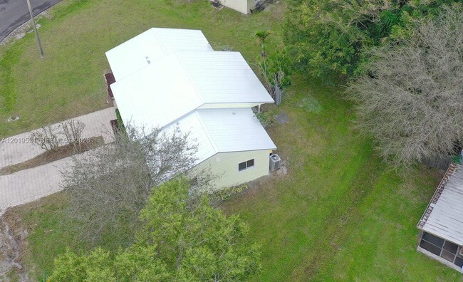 Building Photo - 4667 SE Salvatori Rd