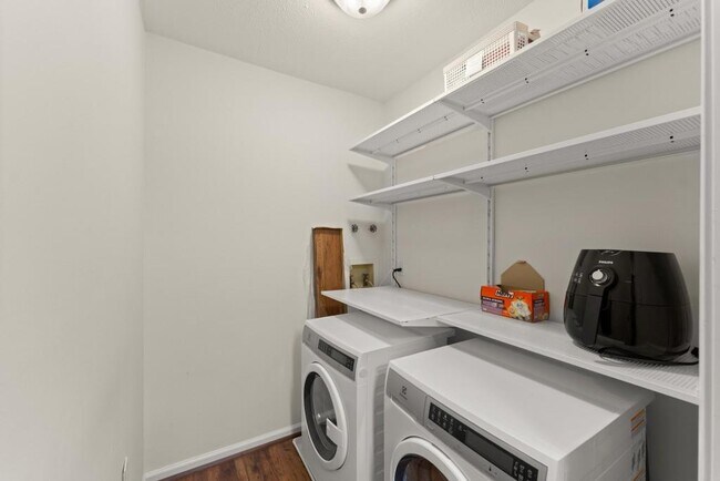 Building Photo - 25312 Plantation Dr NE
