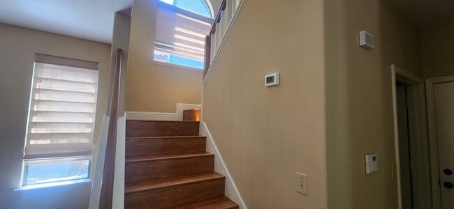 Building Photo - Wonderful 3 Bedroom 2.5 Bathroom Home in E...