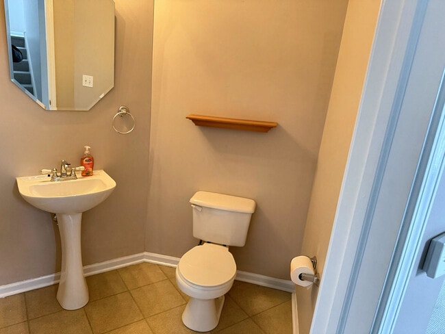 Building Photo - 1116 Village Center Pkwy