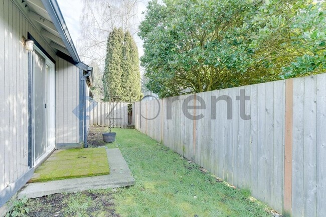 Building Photo - 3002 M Dr NE