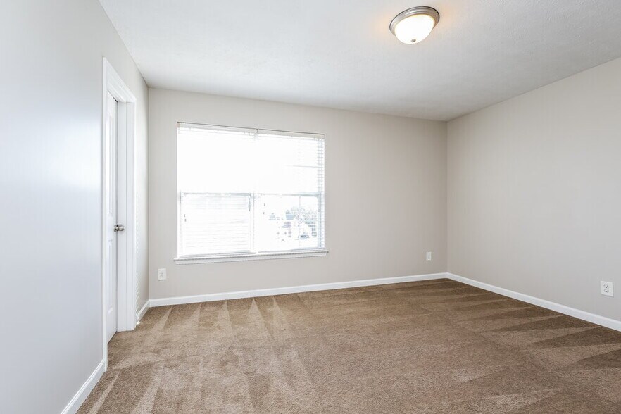 Building Photo - 172 Lyndhurst Dr