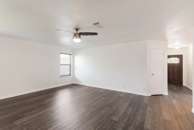 Building Photo - Beautiful 3 BR/2 bath home in Avery Park ready for immediate move in!