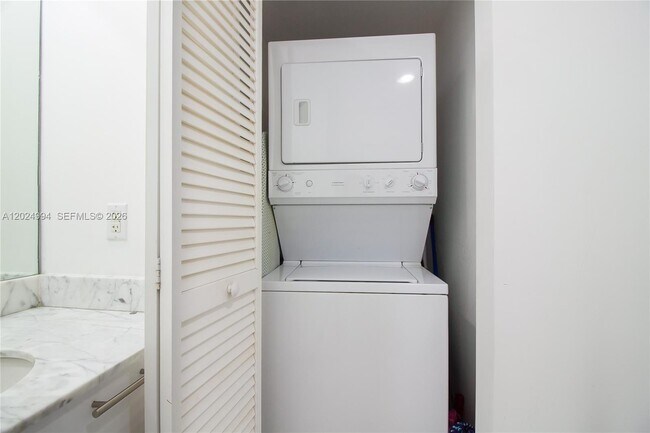 Building Photo - 950 Brickell Bay Dr