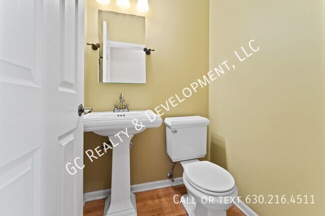 Building Photo - ***2300 SF END UNIT W/LOTS OF LIGHT / 2 BD...