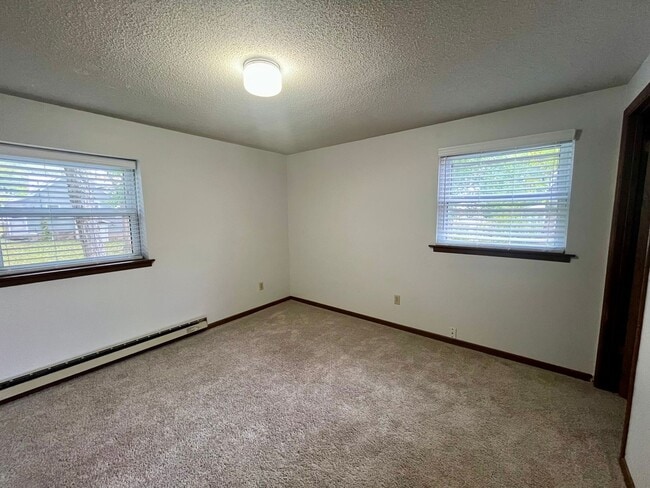 Building Photo - 4 Bed | 2 Bath | House