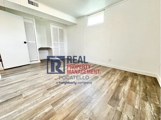 Building Photo - MOVE IN SPECIAL - 4 Bed 2 Bath House - PET...