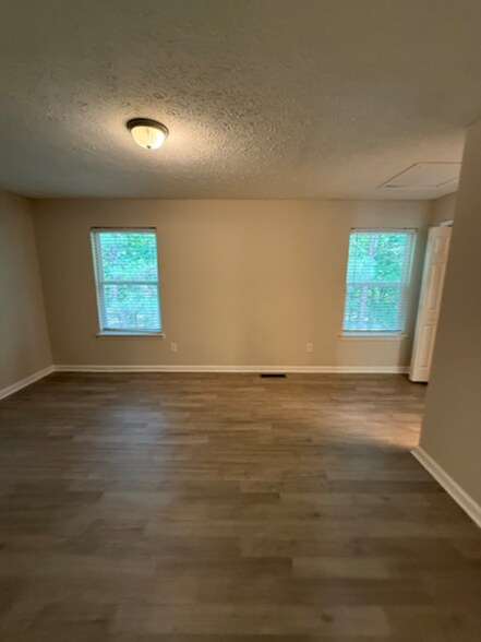 Building Photo - 347 Leafmore Rd SW
