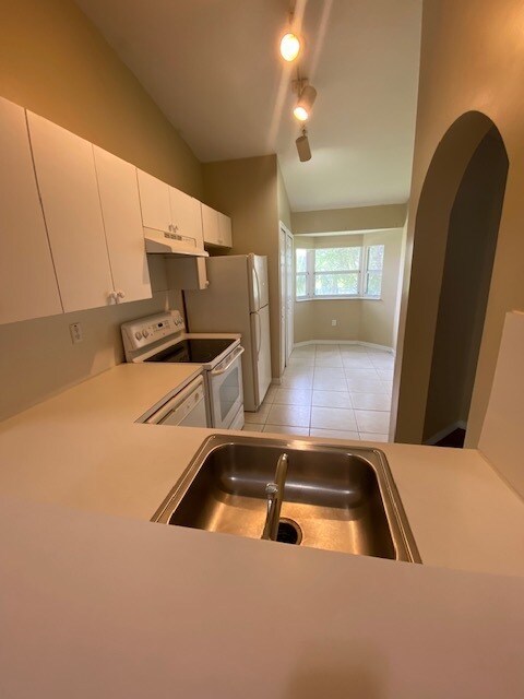 Building Photo - 2621 SE 12th Rd