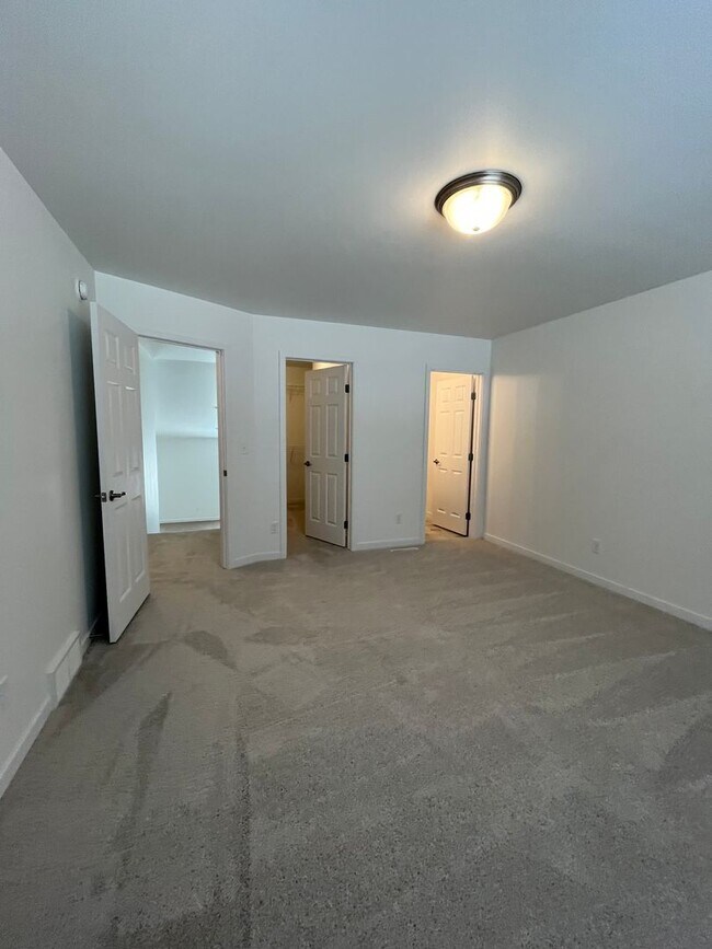 Building Photo - 3 Bed 3 Bath TownHome
