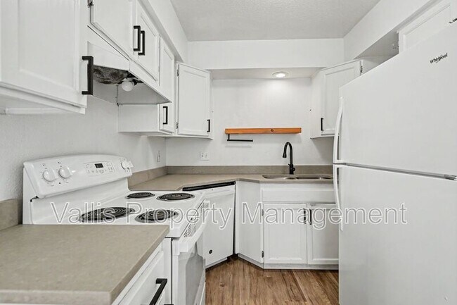 Building Photo - 5260 Springcrest Dr S