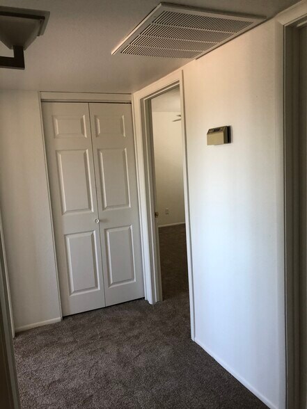 Building Photo - 2715 S Cottonwood