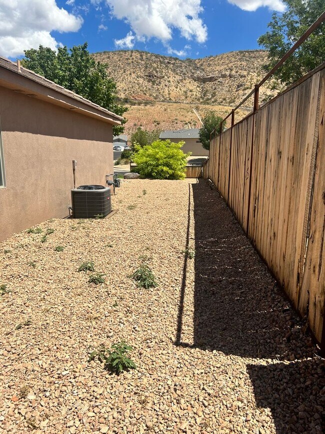 Building Photo - La Verkin Charm!