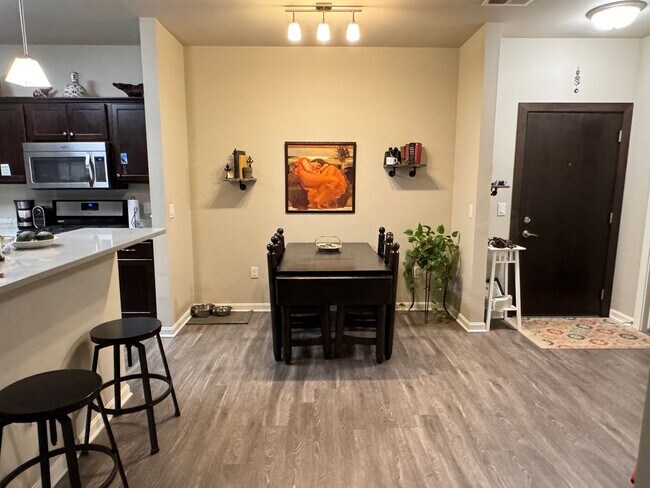 Building Photo - Comfortable Condo in Swan Creek