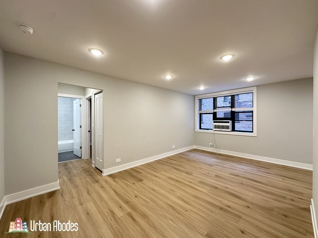 Building Photo - 533 W Aldine Ave