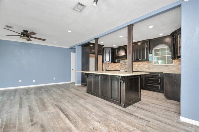 Building Photo - 1404 Briarwood Dr