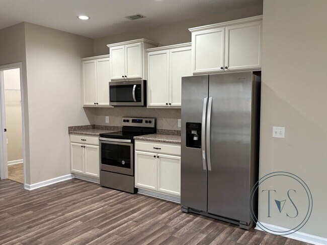 Building Photo - RATE DROP ALERT! (was $2400/month)
