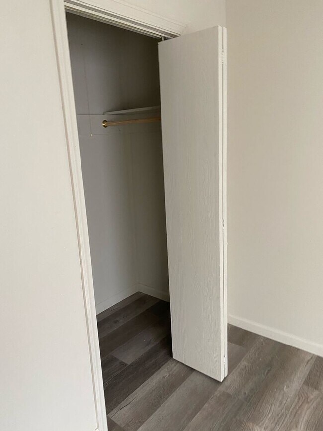 Building Photo - 2 Bedroom Ground Level Apartment in Columbia