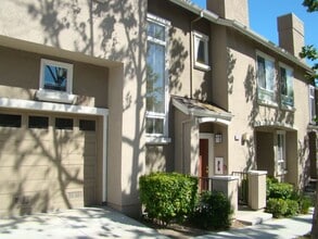Building Photo - Townhouse 2 bedroom, 2 bath, washer/dryer, refrigerator, 2 car garage, patio
