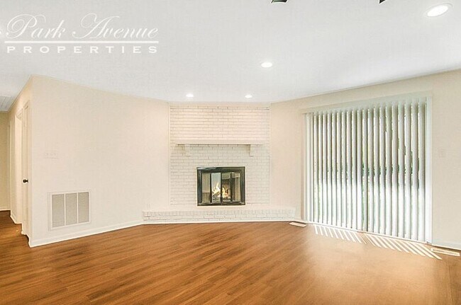 Building Photo - 232 Sandlewood Dr