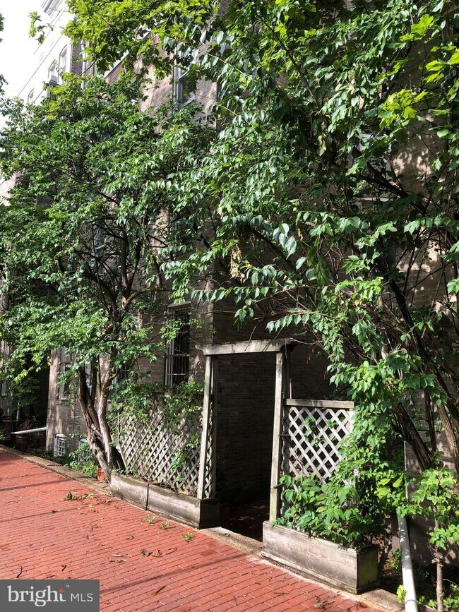 Building Photo - 2022 Columbia Rd NW