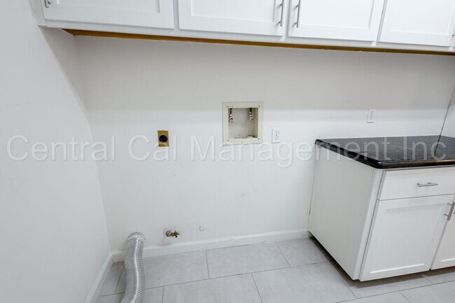 Building Photo - 4 Bedroom/2 Bath Home with a Pool and Sola...