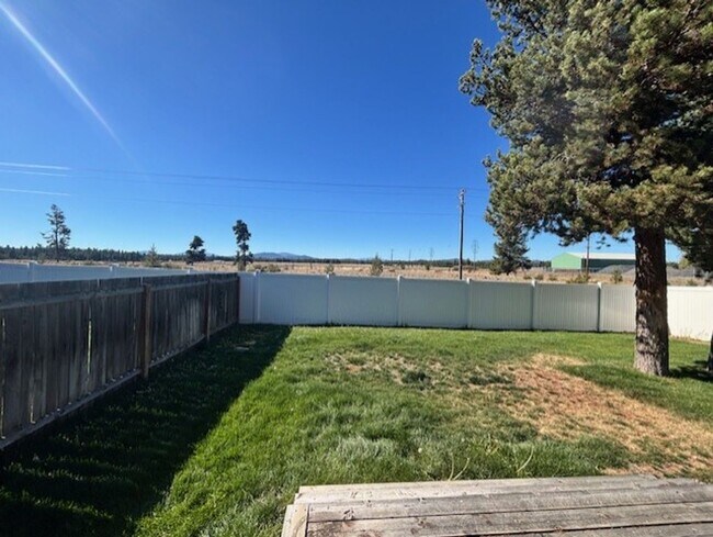 Building Photo - Mountain Views- La Pine