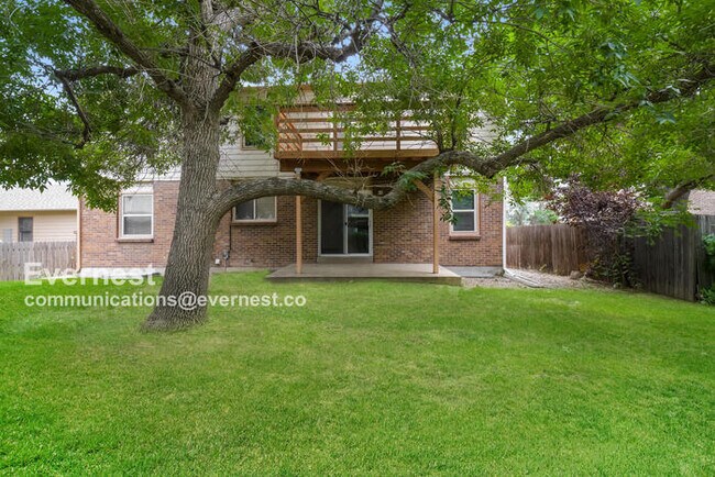 Building Photo - 144 Willow Pl S