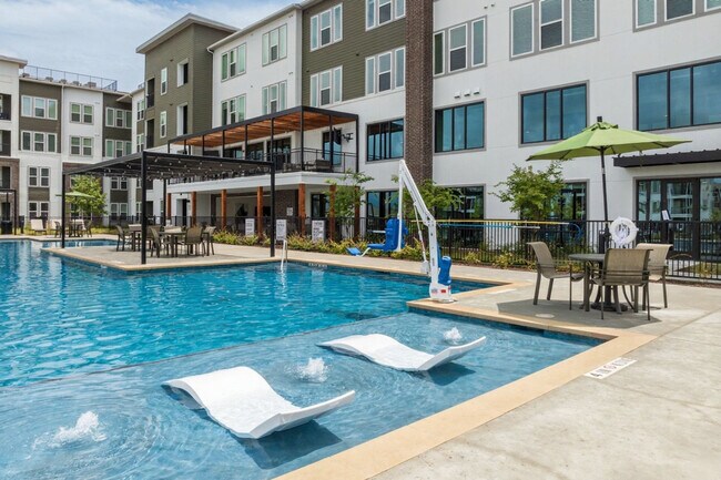 Building Photo - 12100 1/2 Ferrystone Glen Dr