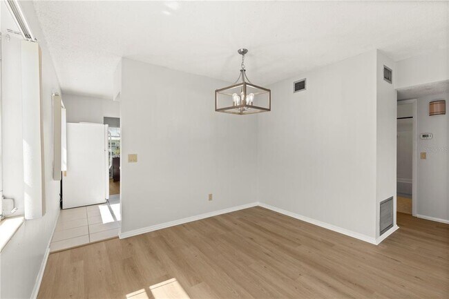 Building Photo - 2428 Columbia Dr