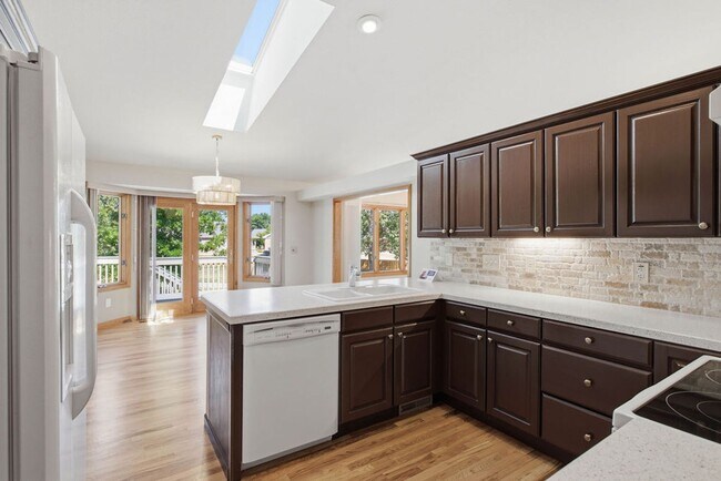 Building Photo - 4 Bedroom 3 Bathroom Duplex in Emerald Glen
