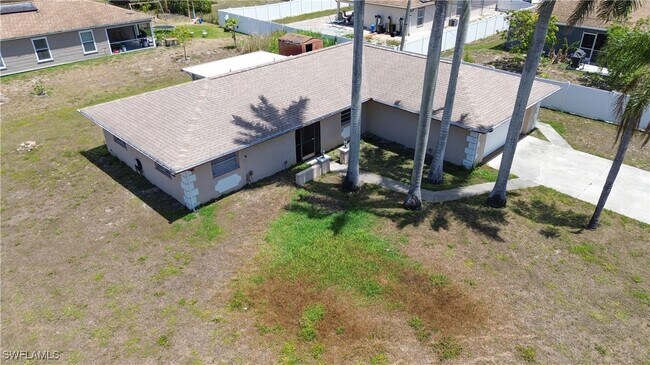 Building Photo - 8109 Sanibel Blvd