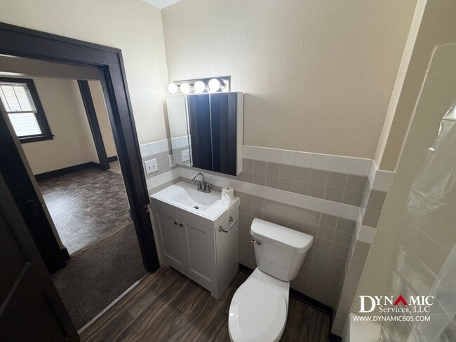 Building Photo - Upper Level 2 Bedroom, 1 Bathroom Duplex - Tenant Pays ALL Utilities