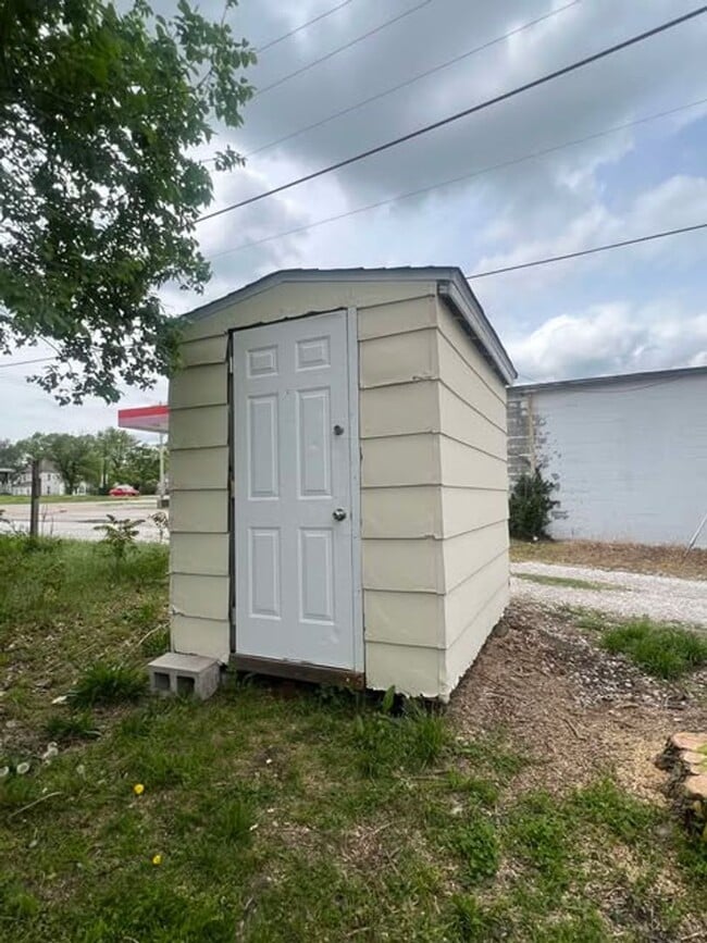 Building Photo - COMING SOON: Spacious 3BR/2BA Home In Webb City, MO with shed and bonus room!!