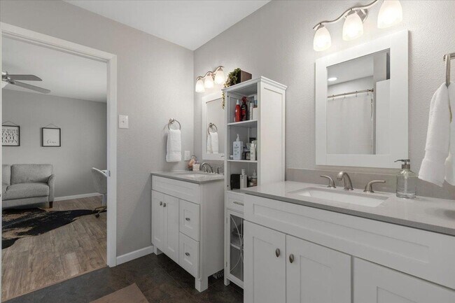 Building Photo - 208 Skyloop Dr