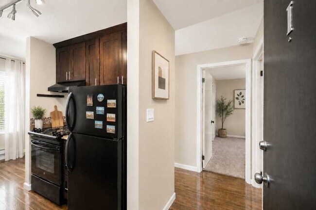 Building Photo - North Beacon Hill 1 Bedroom Apartment for Rent | Beacon Hill Light Rail Access, Balcony, Hardwood...