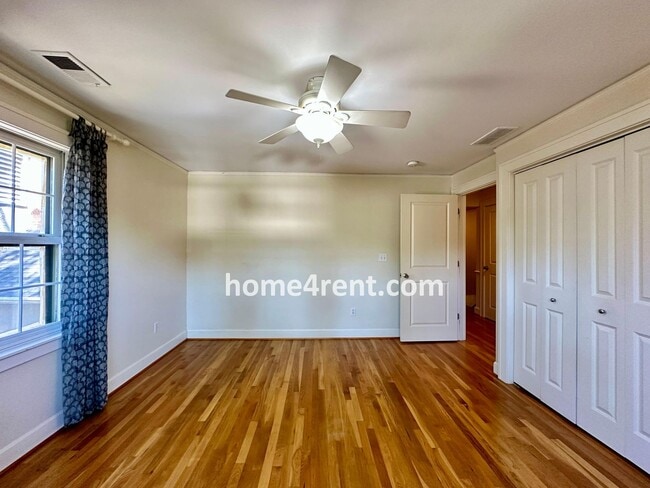 Building Photo - Charming Dutch Colonial in Brookside w/ an Updated Kitchen, Wood Floors, Fenced Yard and a Finish...