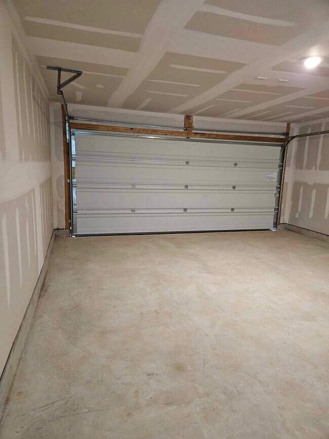 Building Photo - Welcome to Your Home in the Desirable Vida Subdivision!