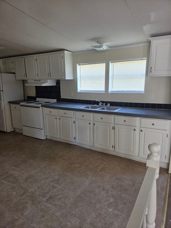 Building Photo - THREE BEDROOM, TWO BATH DOUBLEWIDE