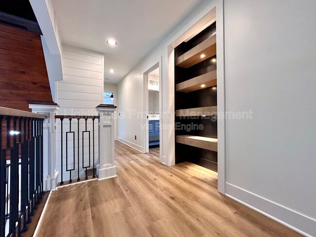 Building Photo - 1505 N Green Creek Rd