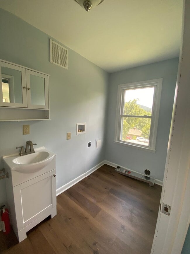 Building Photo - Downtown West Jefferson Living – 3BR Home with Deck & Carport