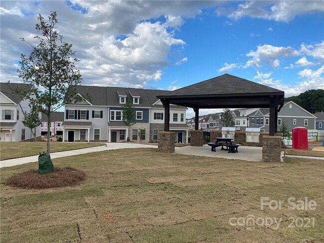 Building Photo - Like Brand New Luxury Townhome in Matthews!